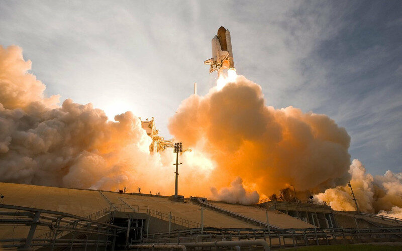 uno space shuttle che sta decollando