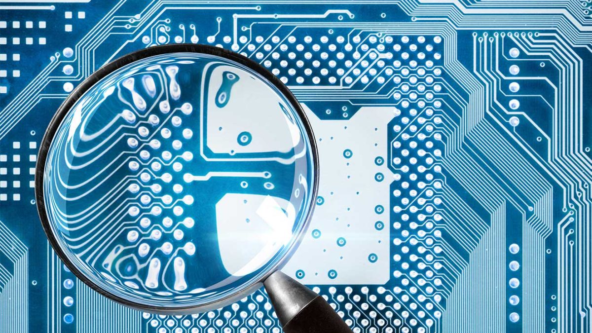 una lente di ingrandimento che si muove sopra un circuito tecnologico